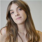 Profesora de teatro diplomada en arte dramático y con más de 10 años de experiencia en el sector